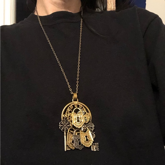 Large Vintage Keys Pendant Necklace - Picture 8 of 8